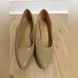 Metaphor brand tan patent leather pumps size 7